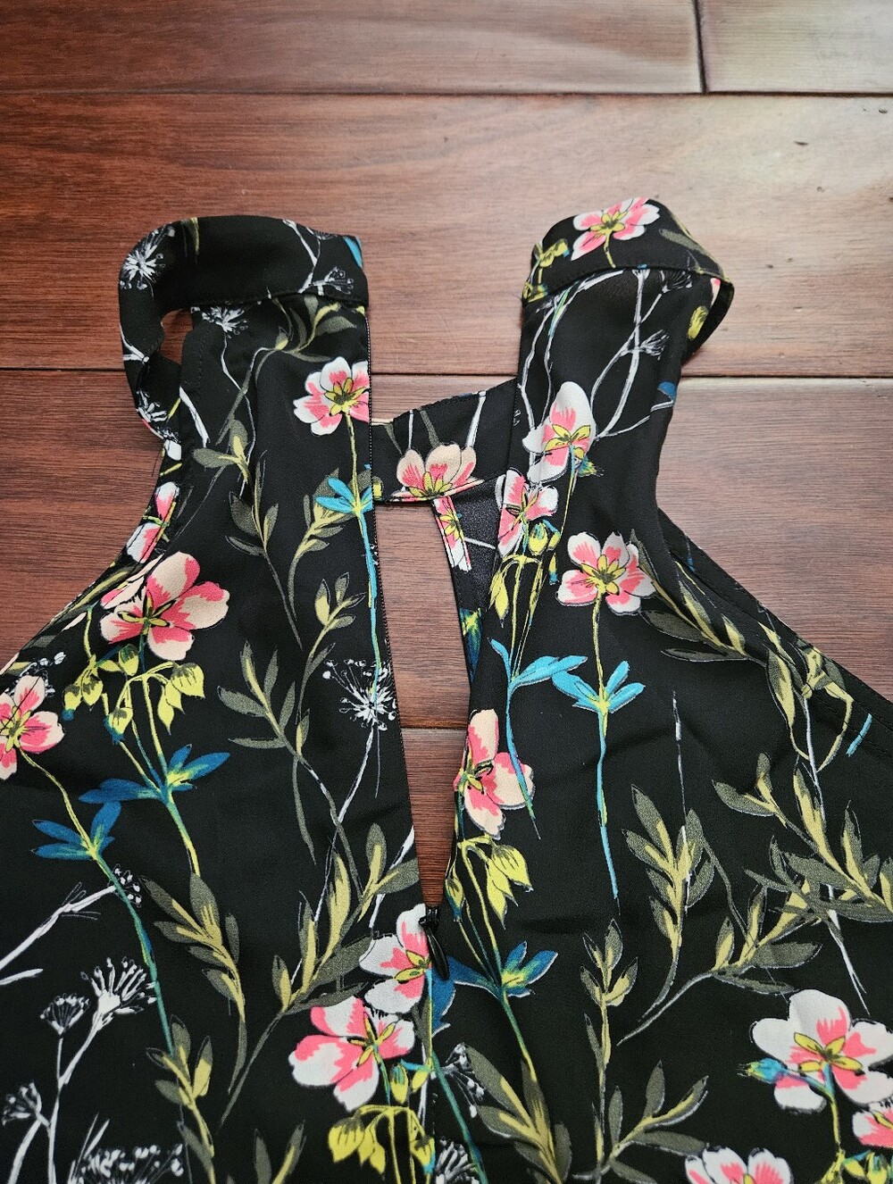 Express Keyhole Flowy Tank In Floral - Picture 7 of 7